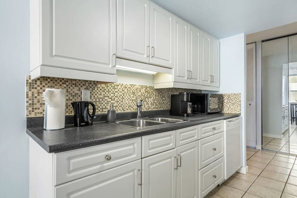 Fully equipped kitchen with knife set, keurig coffee machine (coffee pods included), tea, electric kettle, dishwasher, and more!