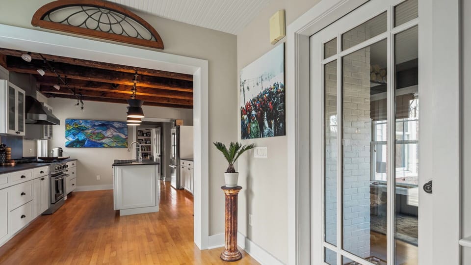 entry to kitchen