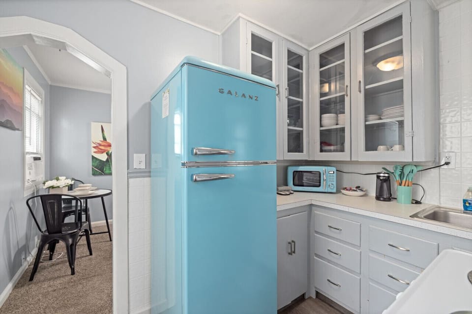 Kitchen - Retro stove, microwave, 4 burner stove, oven, and more!