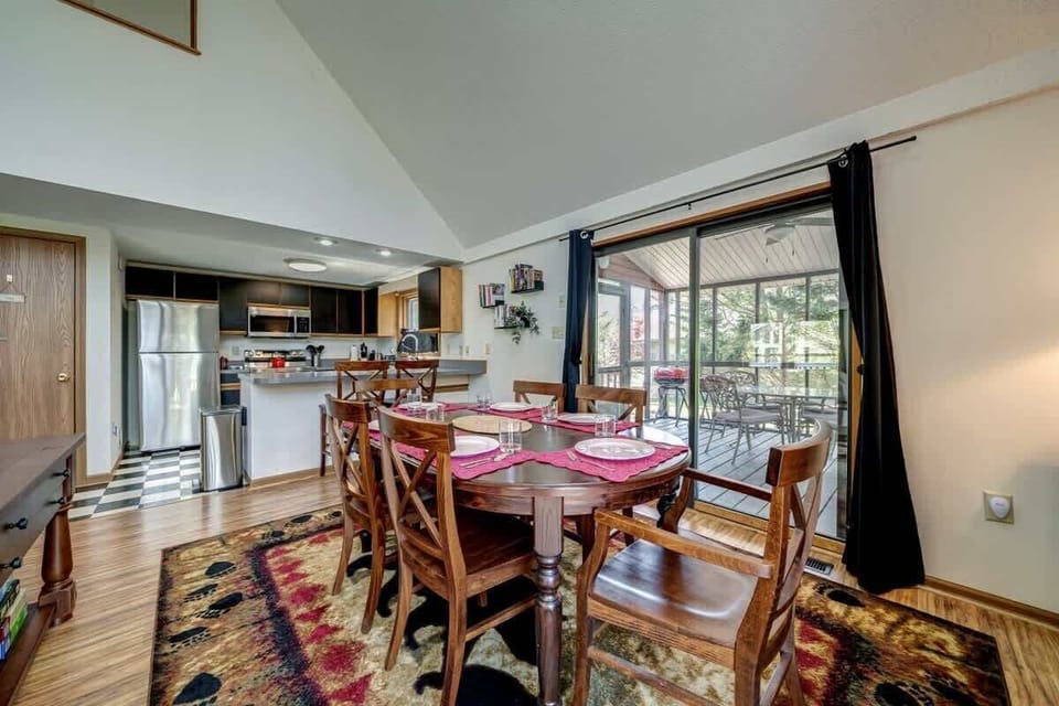 Dining table, enough seating for 6!