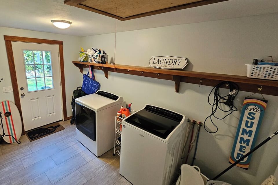 Mudroom off dining area with washer and dryer