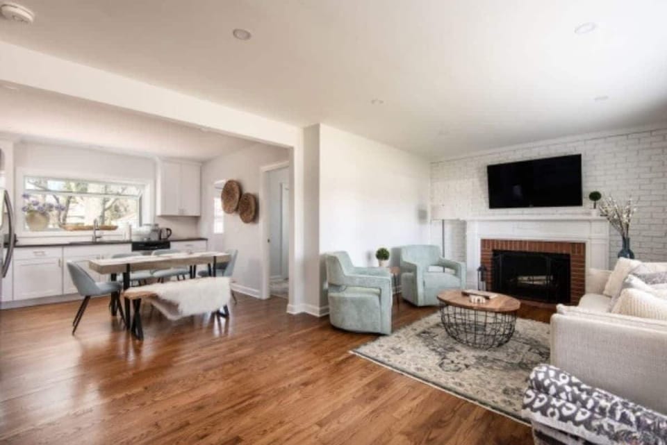 Living area with 55" Smart TV + WiFi