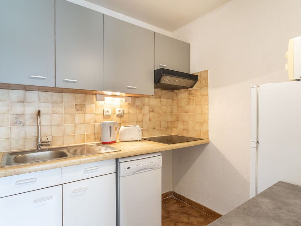 Countertop, Cabinetry, Sink, Kitchen Sink, Property, Building, Kitchen, Tap, Kitchen Appliance, Kitchen Stove