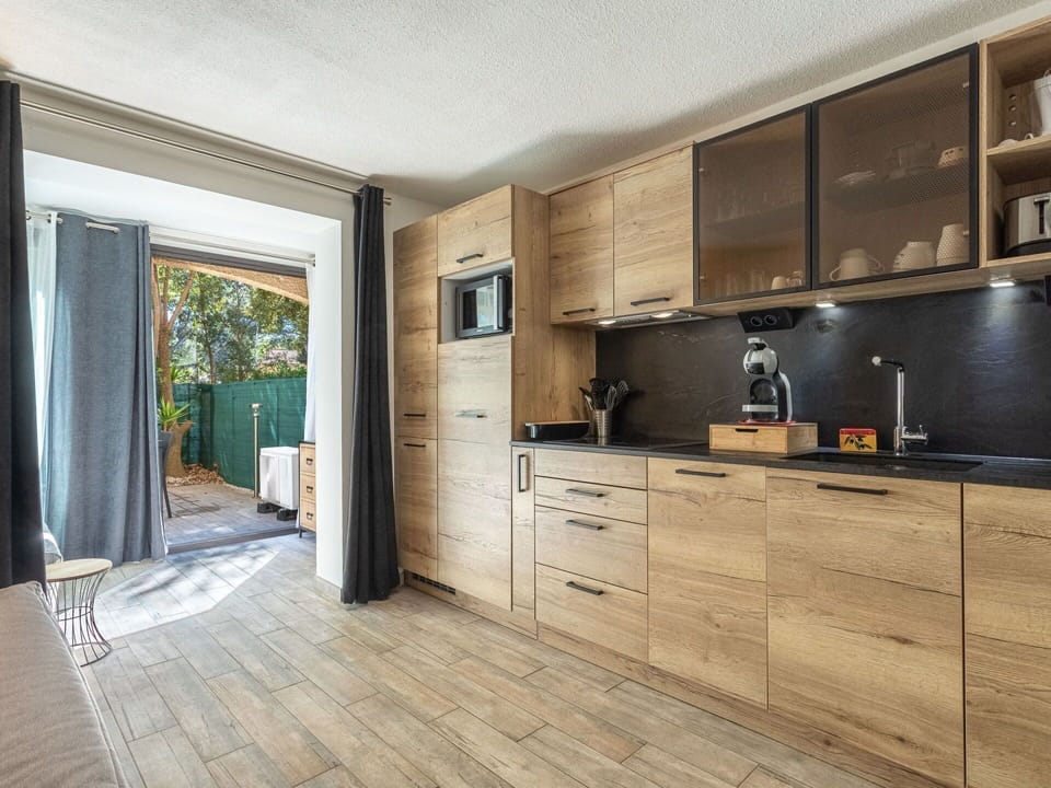 Cabinetry, Furniture, Countertop, Building, Tap, Wood, Interior Design, Floor, Kitchen, Kitchen Stove