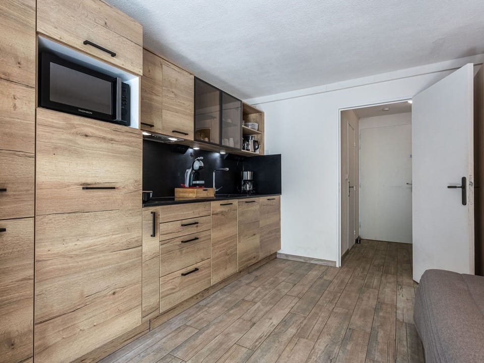 Property, Cabinetry, Furniture, Wood, Interior Design, Television, Flooring, Floor, Wall, Hall