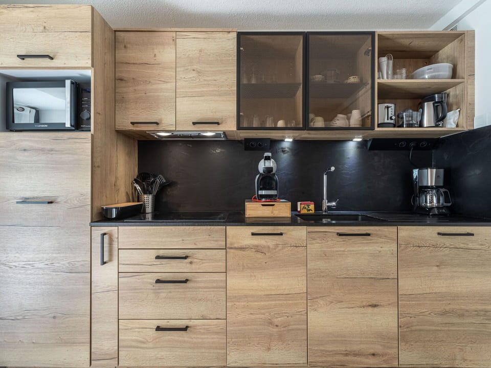 Cabinetry, Countertop, Property, Furniture, Building, Kitchen Appliance, Drawer, Wood, Kitchen Stove, Kitchen