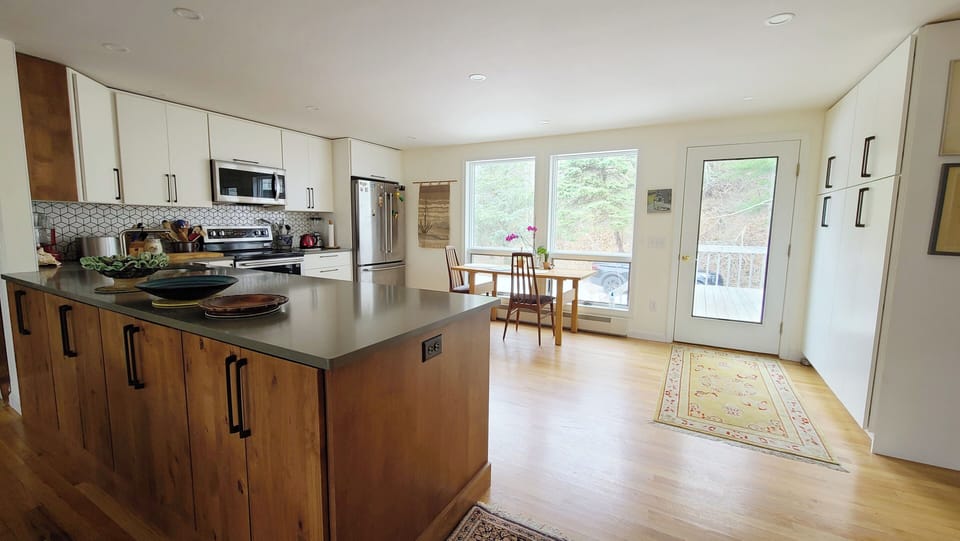 Nicely equipped eat-in kitchen with stainless appliances