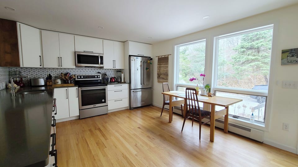 Nicely equipped eat-in kitchen with stainless appliances
