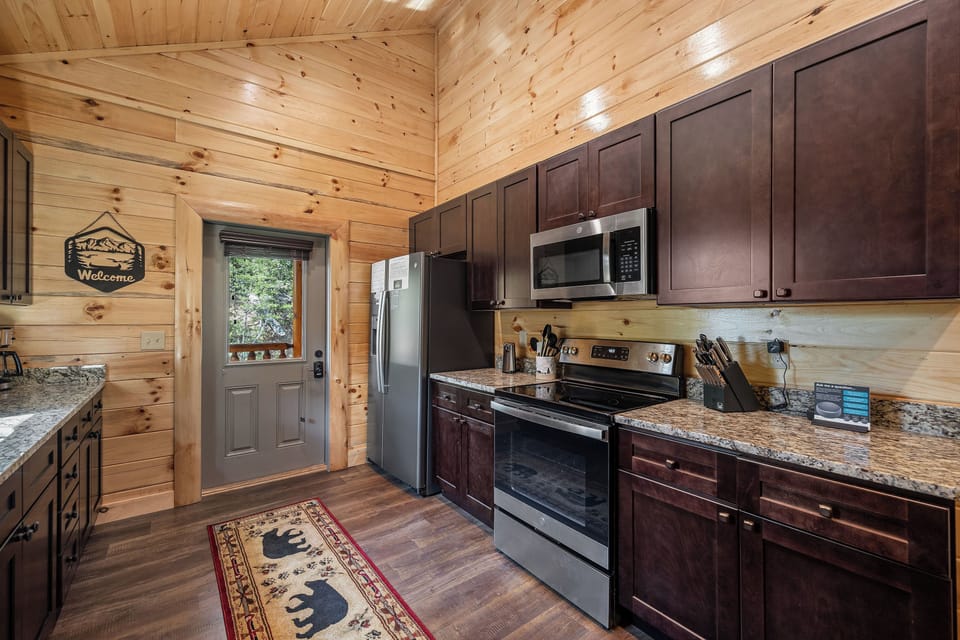 Fully equipped kitchen: cook/dinner/bake/silver-ware provided!
