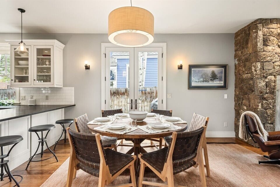 Cozy dining area cushioned between the kitchen and living room