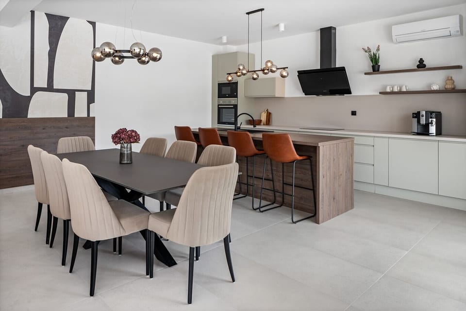 exquisitely designed open-plan, fully equipped kitchen
