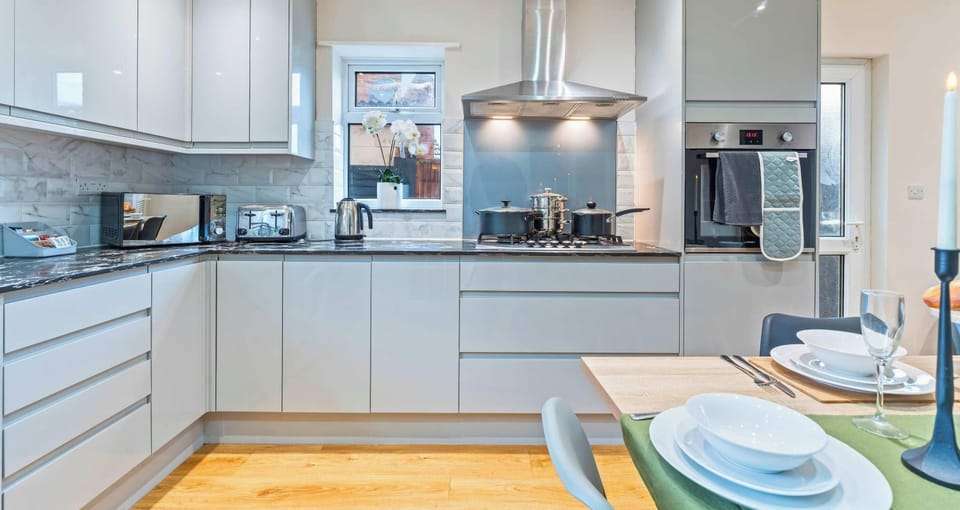 SIT DOWN AND ENJOY A RELAXED AND HEALTHY MEAL AT HOME