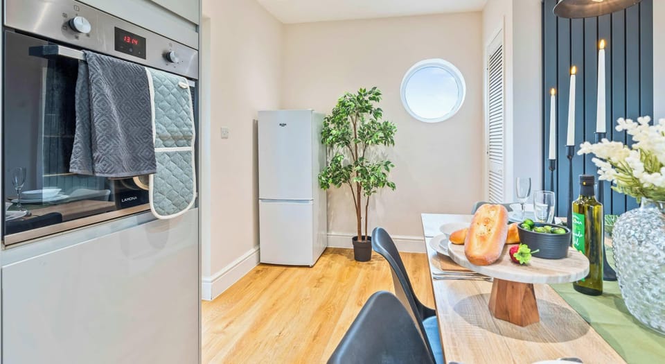 BRIGHT KITCHEN WITH DINING AREA