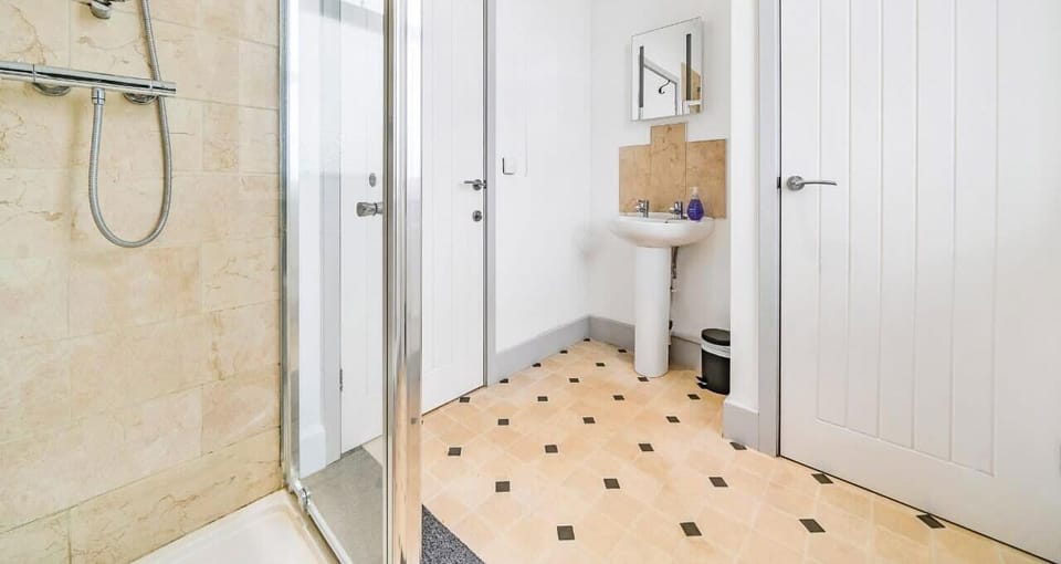 SPACIOUS BATHROOM WITH SHOWER