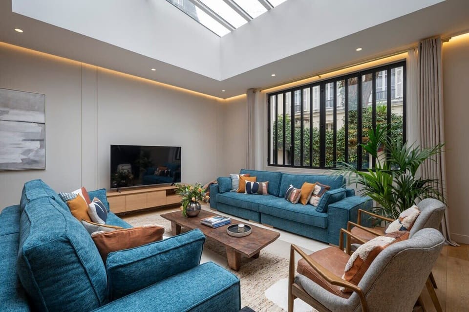 Vue du salon et sur la baie vitrée donnant sur une impasse privée