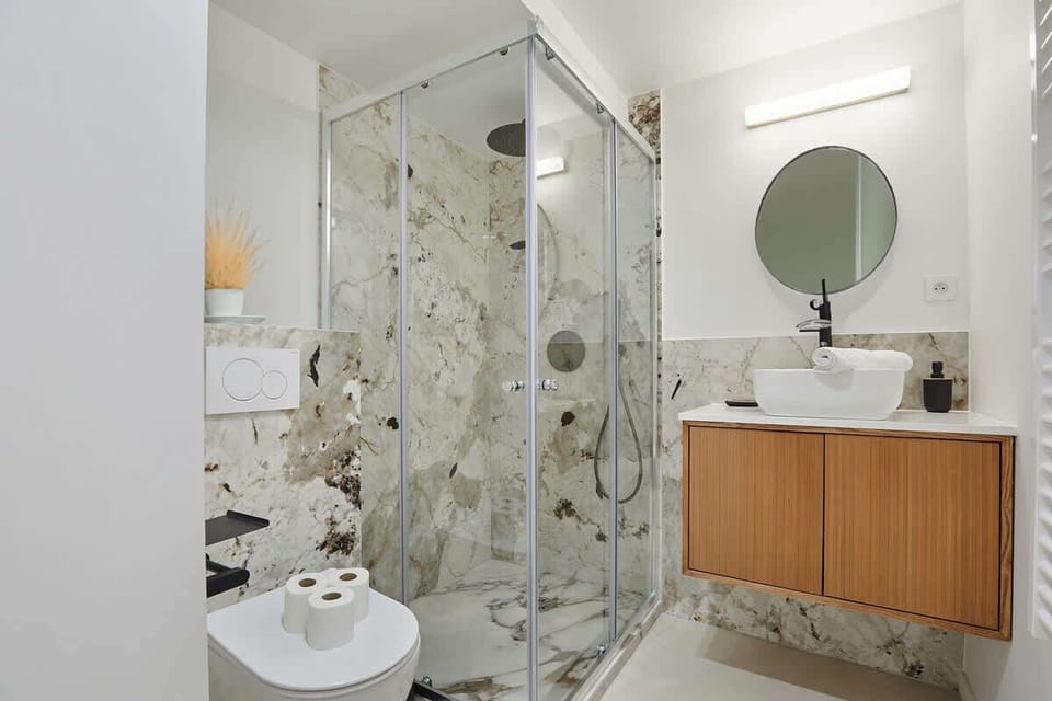 Salle de bain complète avec douche et toilette