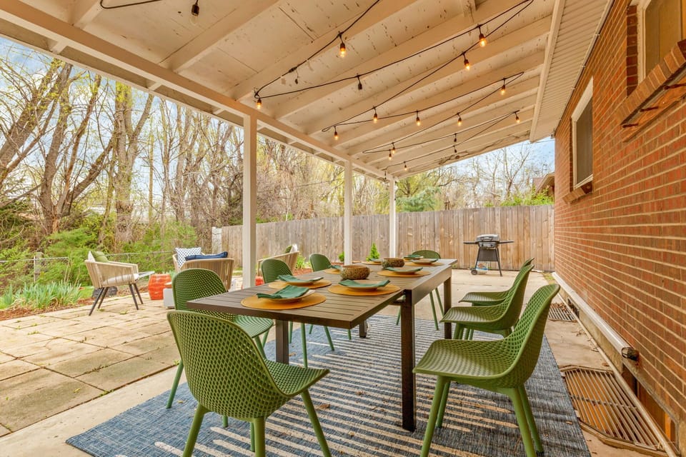 Al fresco dining area for 8 with beautiful table setup