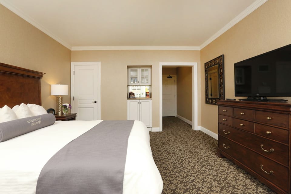 Executive King - Unit with comfortable bed