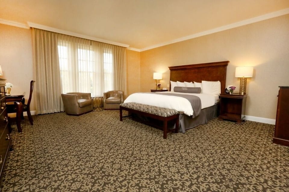 Luxury King - Unit with comfortable bed