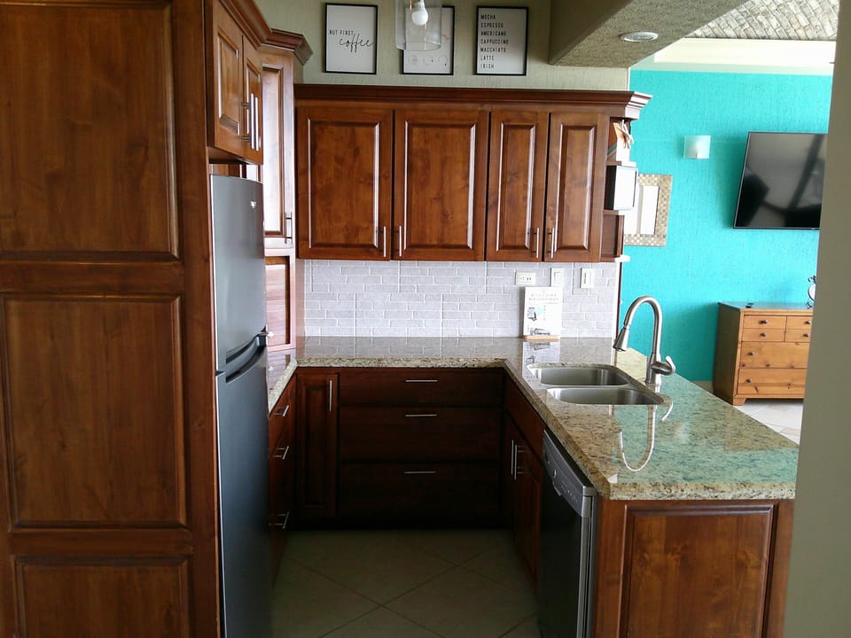 Bar Side of Kitchen Pic 2