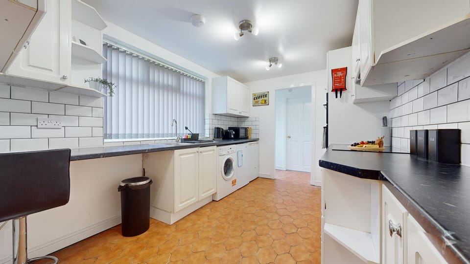 Spacious and fully equipped kitchen with breakfast bar