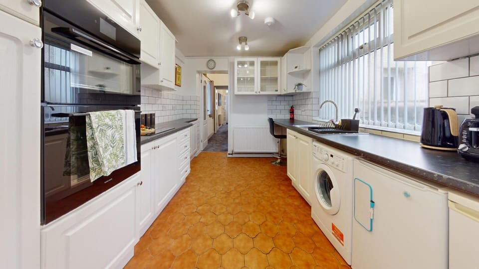 Fully equipped kitchen with everything you need to cook up your favourites or enjoy a take-away