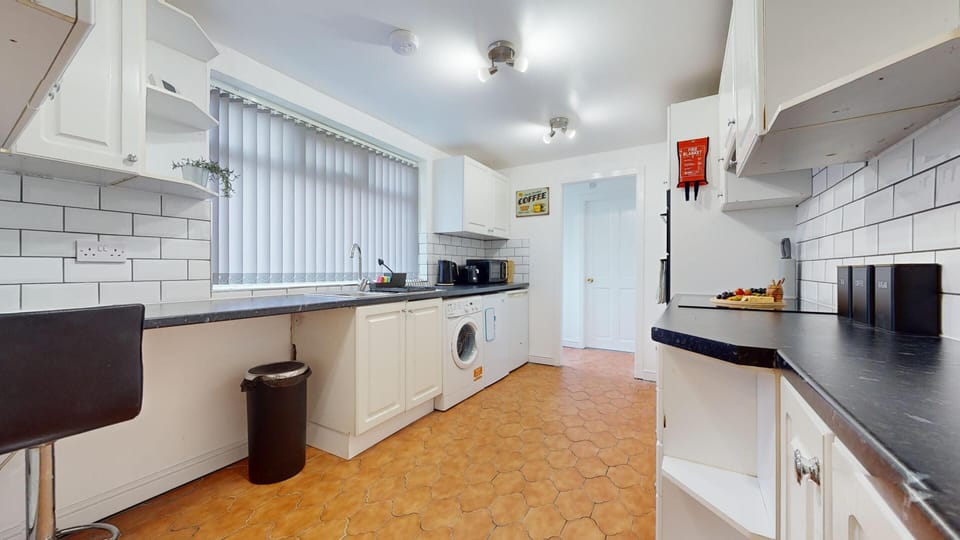 Spacious and fully equipped kitchen with breakfast bar