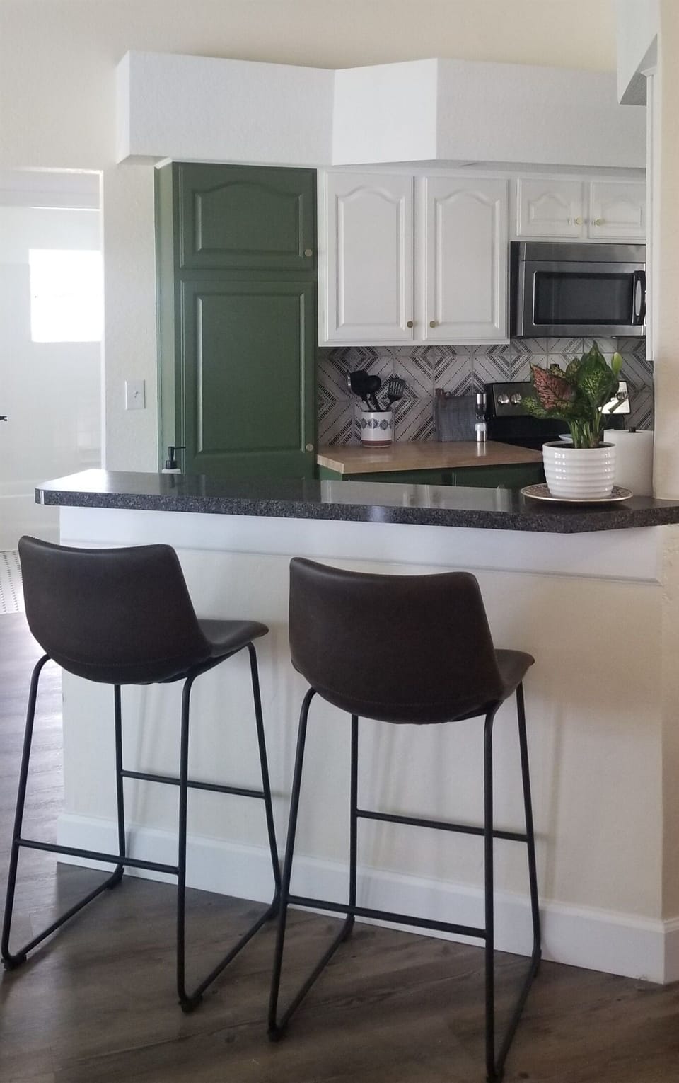 Breakfast bar with 2 stools.