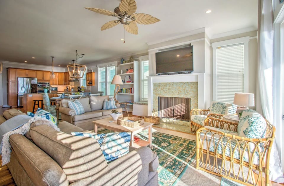 Open floor plan! Everyone can join in the conversations. Fireplace inoperable. 