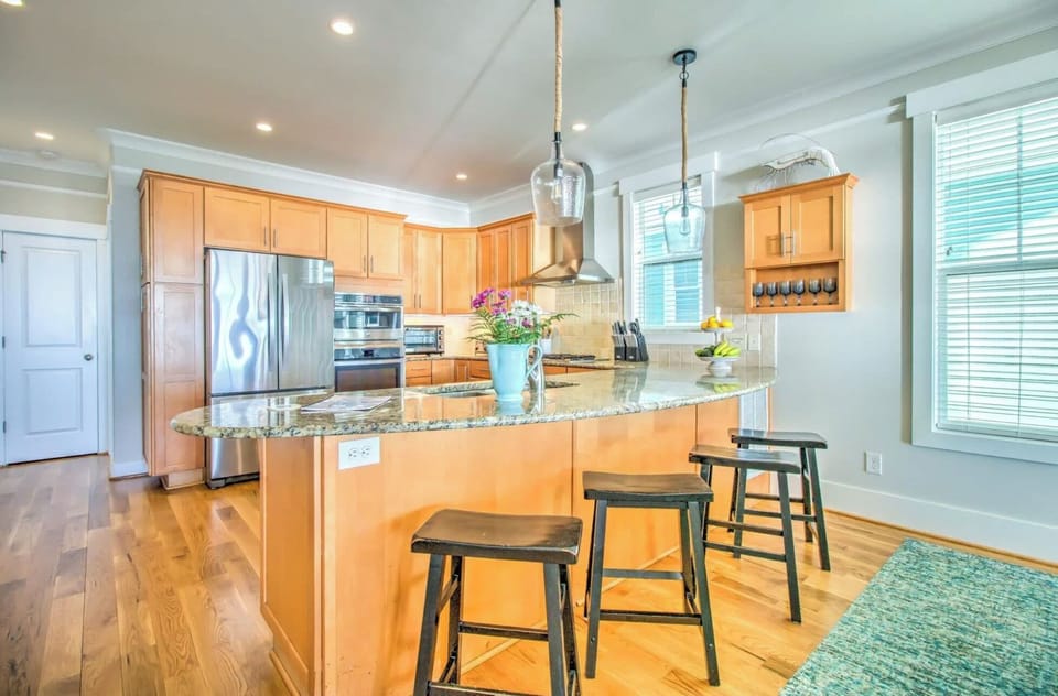Large bar/eat-in kitchen for more family dining or grabbing a quick snack. 