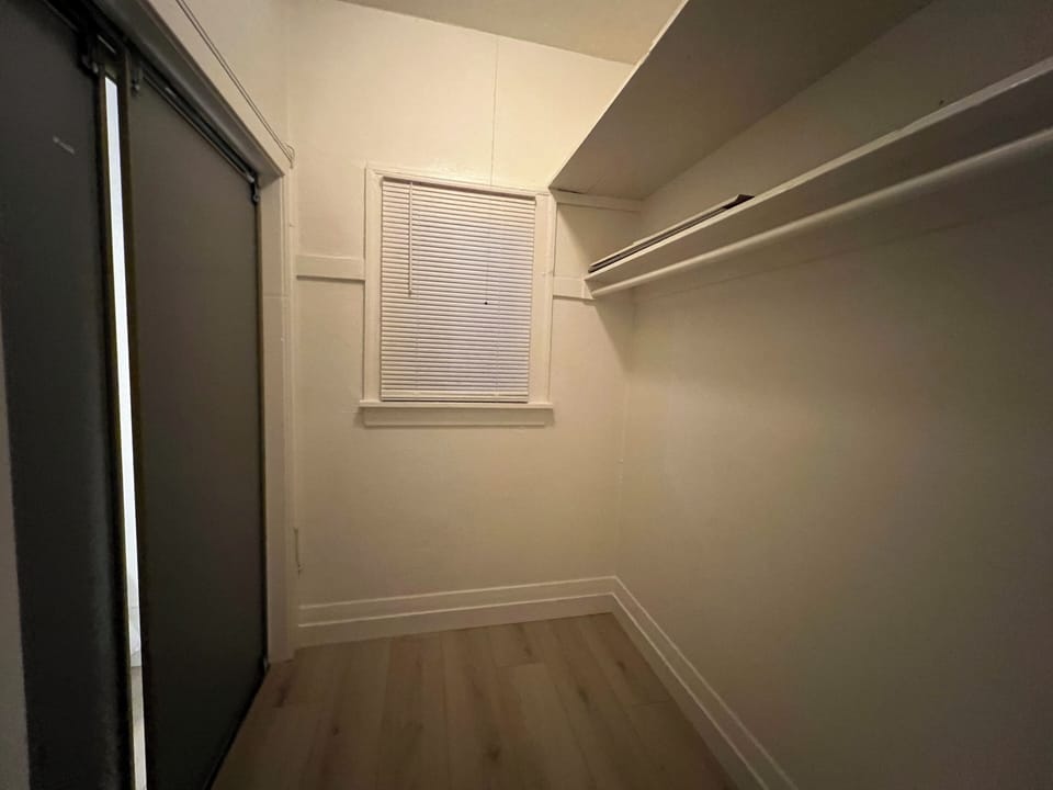 Waking closet
