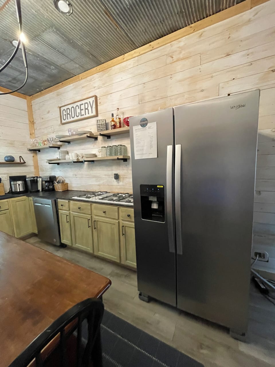 Electric stovetop and oven are functional. Gas stovetop is not functional.