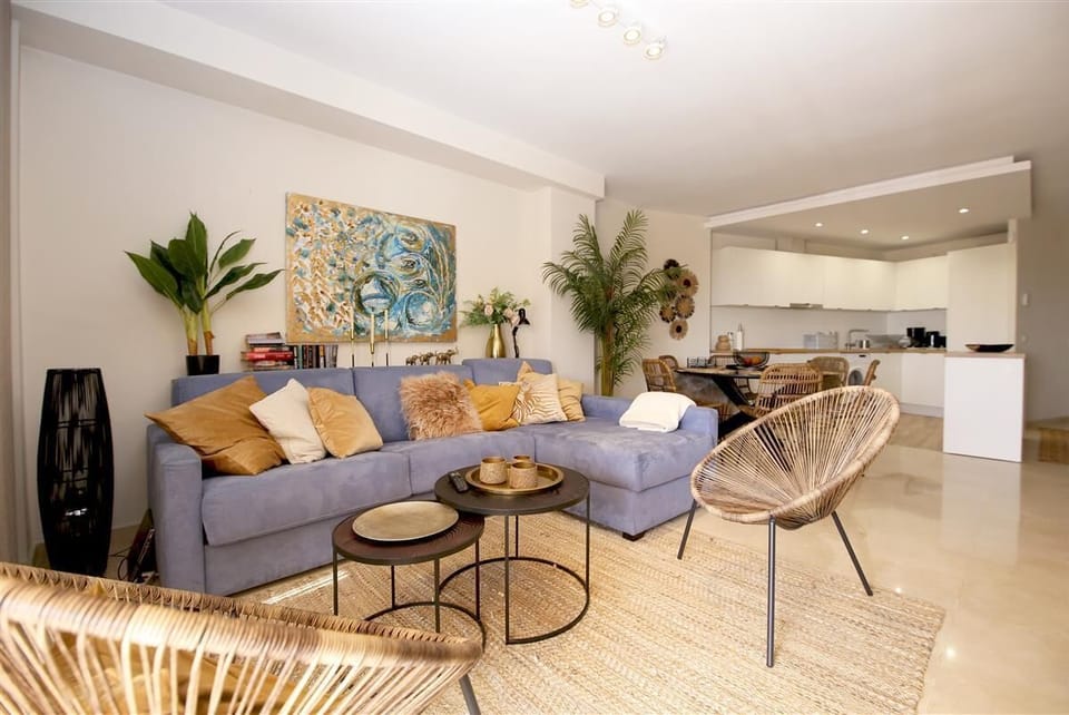 Another picture of the lounge area from a different angle
