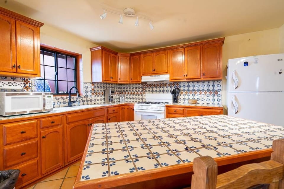 Quick breakfast or coffee? This kitchen table at Casa Richy in El Dorado Ranch San Felipe BC Mexico is perfect for casual dining.