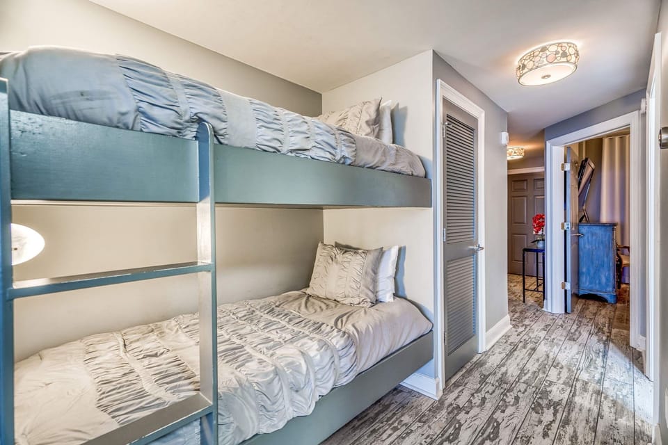 Bunkbed in the hallway nook
