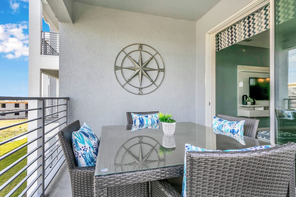 - Marvelous private balcony of the condo in Kissimmee - Featuring a magnificent 4 persons outdoor dinning table to enjoy your meals in a refreshing and vibrant atmosphere