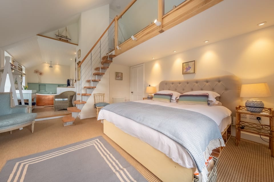 Perrystone Cottage, Burnham Market: Spacious master bedroom
