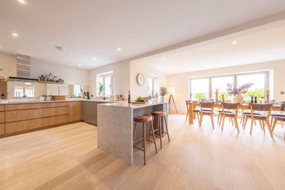 Monterey House, Thornham: Kitchen with sit up bar stools, and dining area