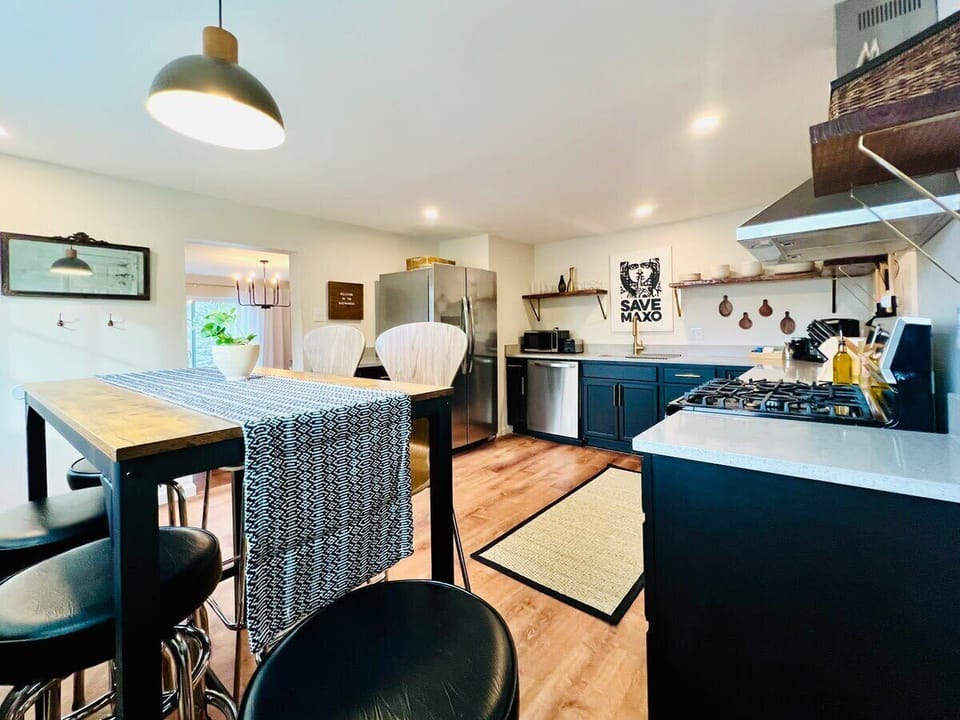Kitchen/ Dining Room