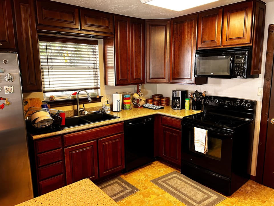 Fully equipped kitchen - utensils, appliances, cookware.