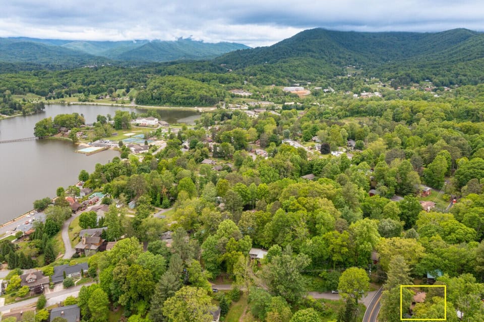 Proximity to Lake Junaluska! Walk a path for a few minutes down to the lake!