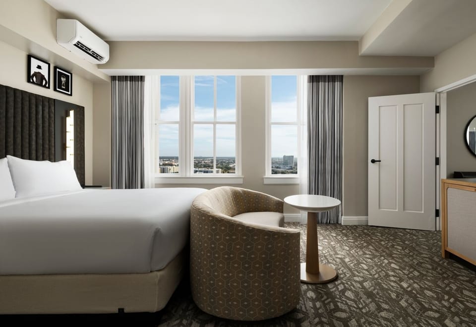 Unit with 1 King size bed. Exact unit will be assigned upon arrival. Views, colors and decor may vary.