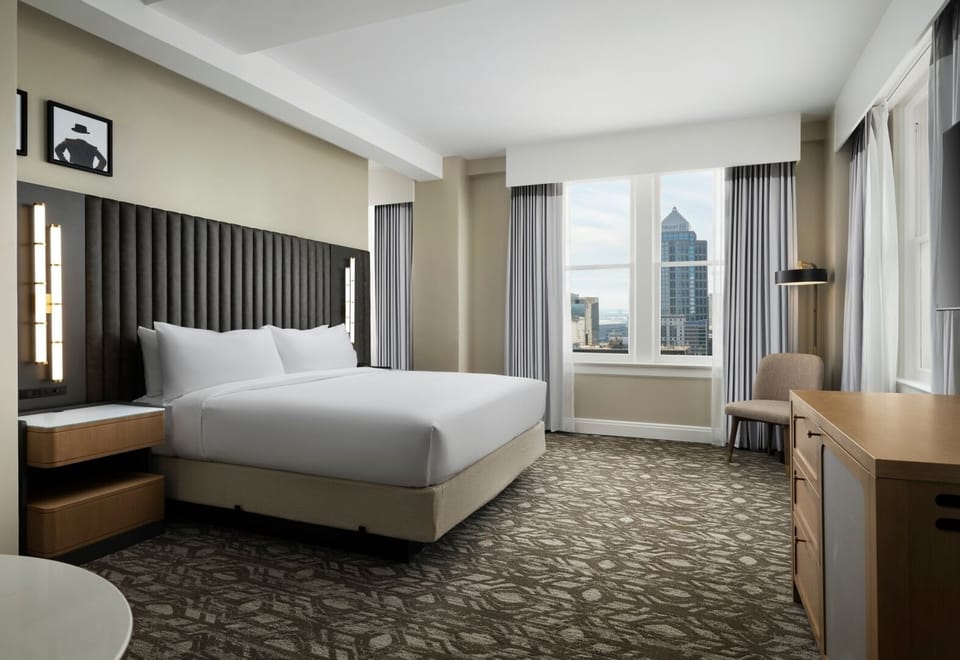 Unit with 1 King size bed. Exact unit will be assigned upon arrival. Views, colors and decor may vary.