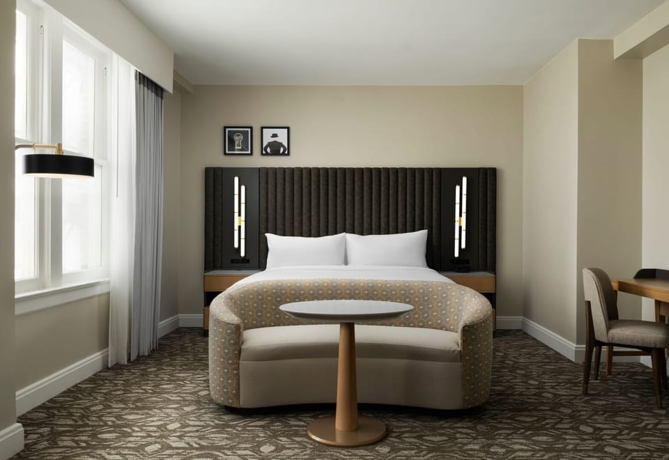 Unit with 1 King size bed. Exact unit will be assigned upon arrival. Views, colors and decor may vary.