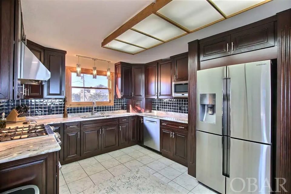 gourmet kitchen- coffee bar, soft close cabinets, pantry, picnic basket