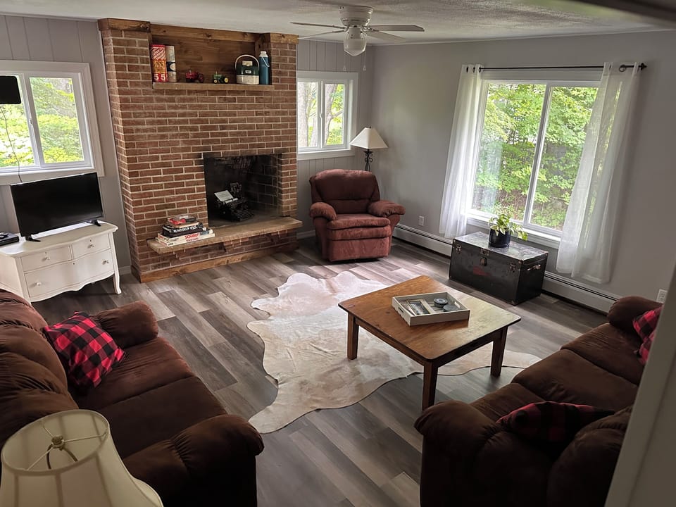 Large living room for hanging out.