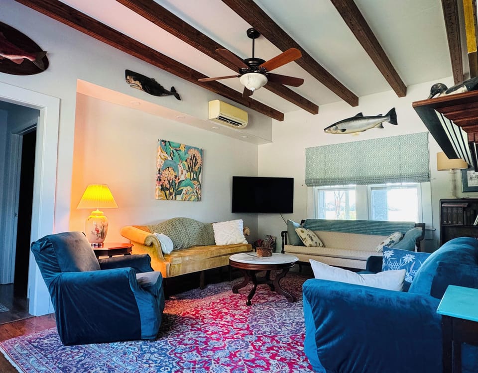 Living room w/smart TV