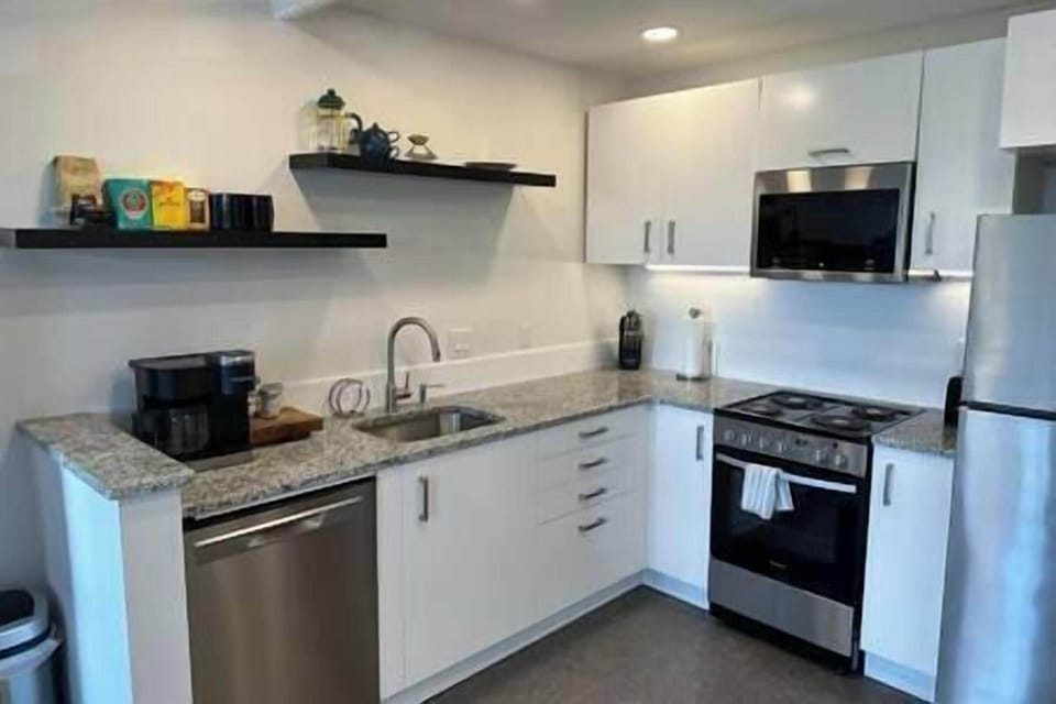 Full, well equipped kitchen