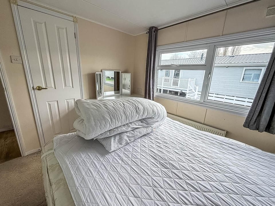 Whether you're after a family holiday UK or a dog-friendly weekend break, Southview Holiday Park Skegness offers comfortable bedrooms in a lodge for your perfect escape.