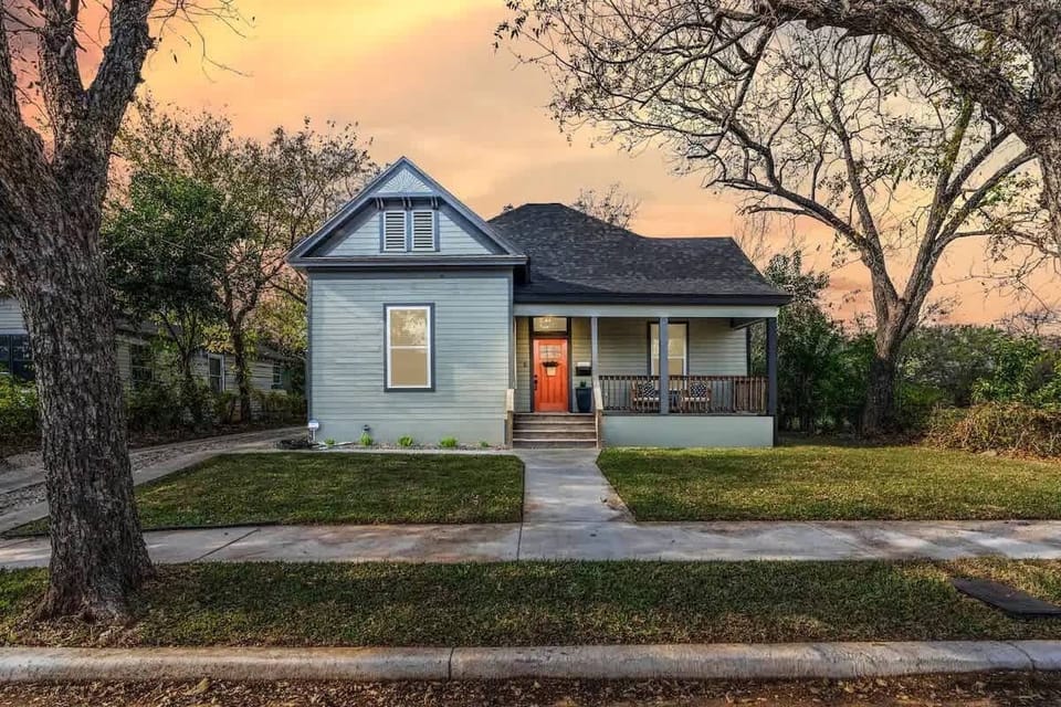 This Downtown Waco 4 bedroom house welcomes you for a wonderful evening with rave review comfy beds and beautiful design.